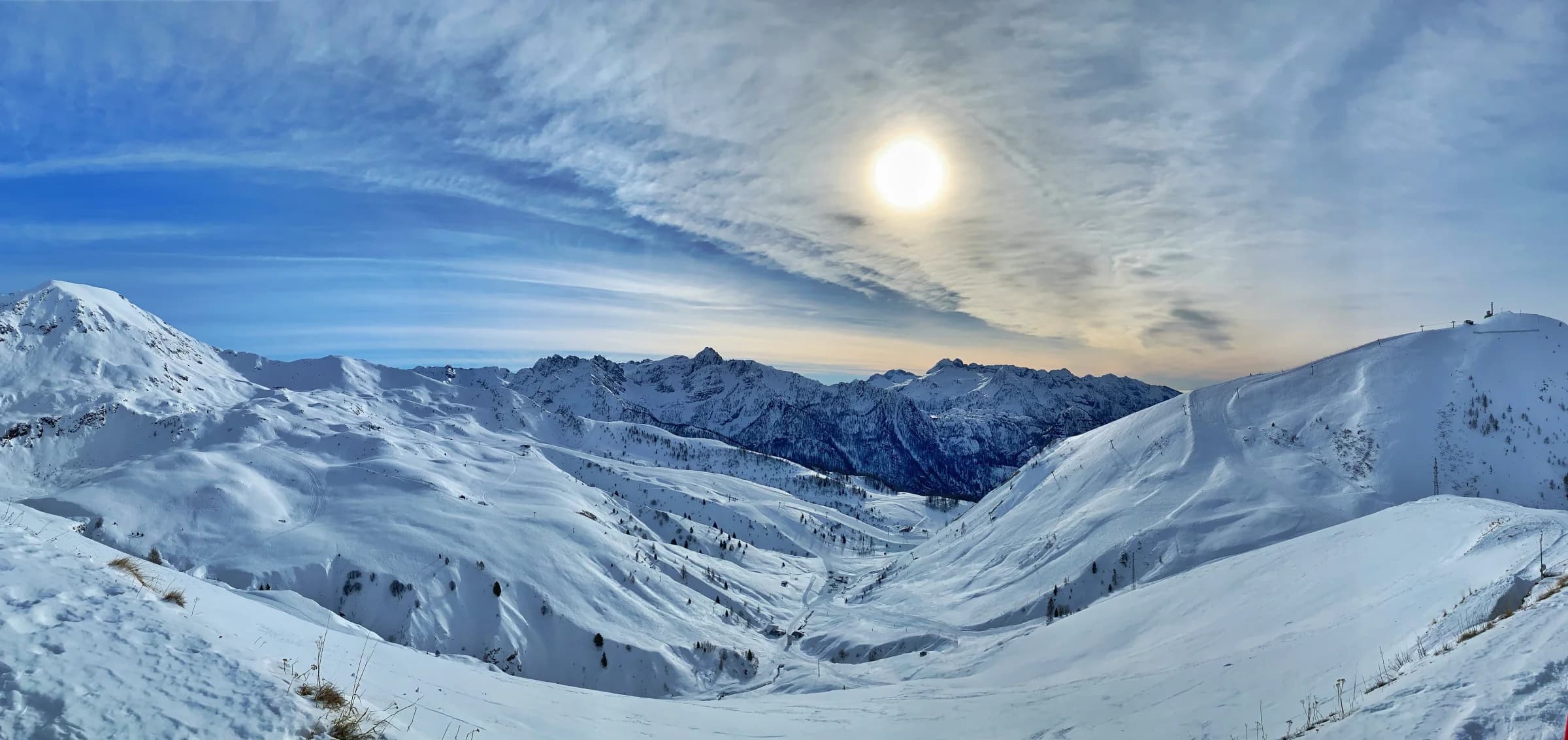 Il comprensorio dall'alto: le piste di Foppolo e Carona sotto il sole velato