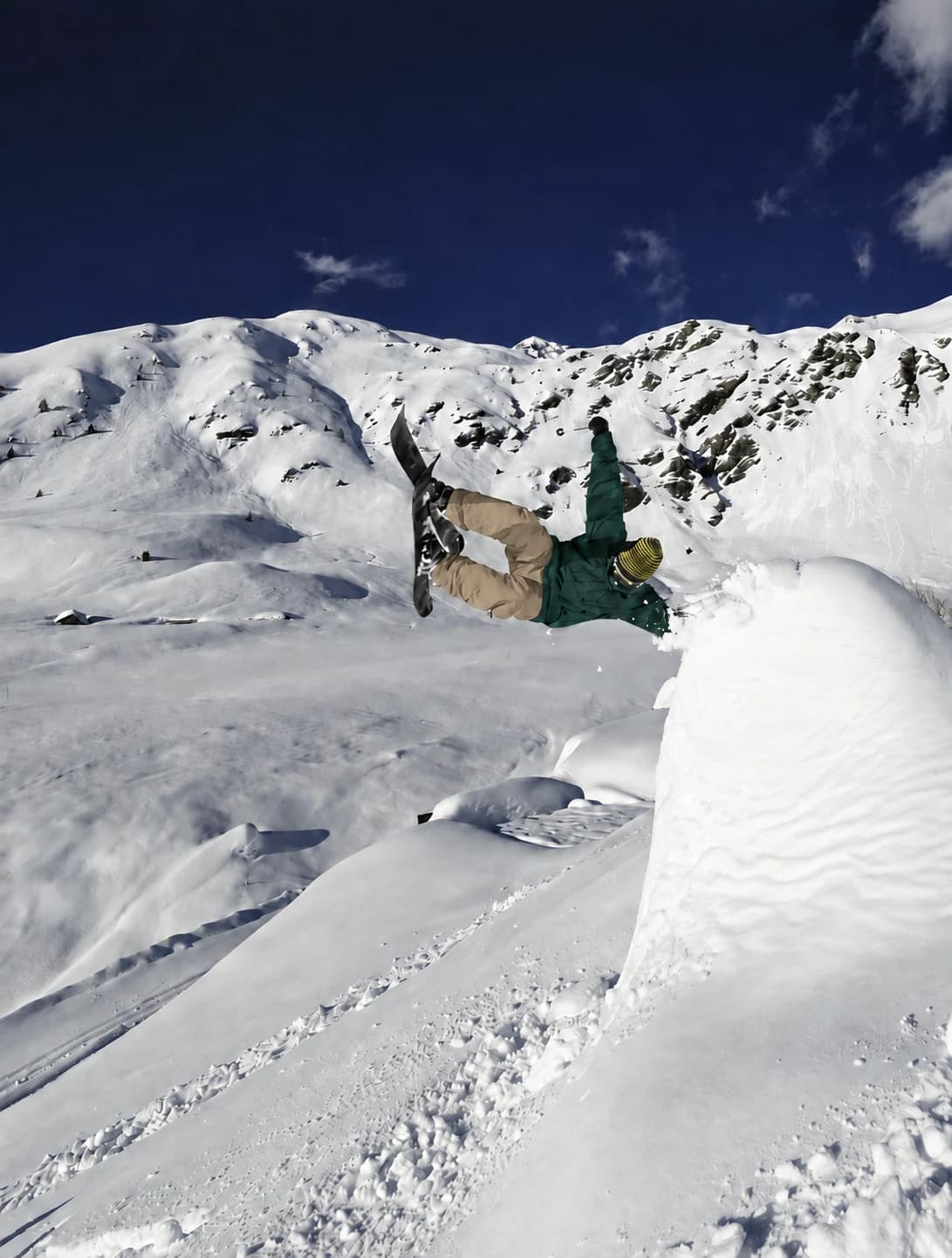 Un handplant sulla cornice di neve, contro il cielo blu profondo