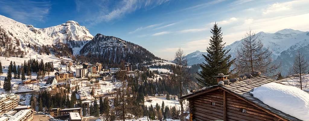 Il paese di Foppolo sotto le cime, con una baita in primo piano